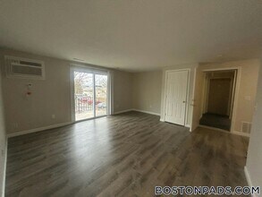 4516 N Main St in Fall River, MA - Foto de edificio - Building Photo