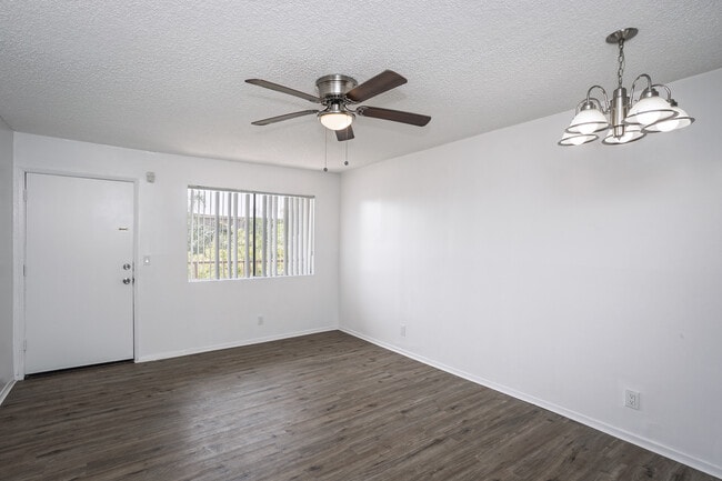 1776 Temple Ave in Long Beach, CA - Building Photo - Interior Photo