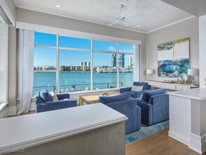 246 Mermaids Bight in Naples, FL - Foto de edificio - Building Photo