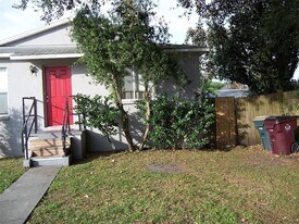 40 E 10th St in St. Cloud, FL - Building Photo