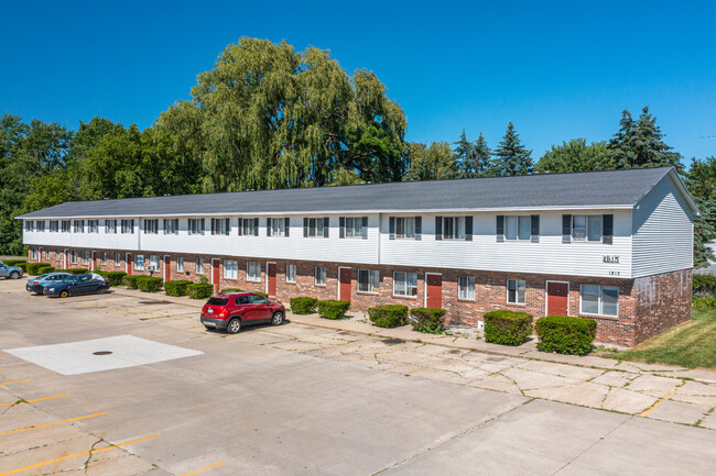 Colony East Apartments in Mt. Pleasant, MI - Building Photo - Building Photo