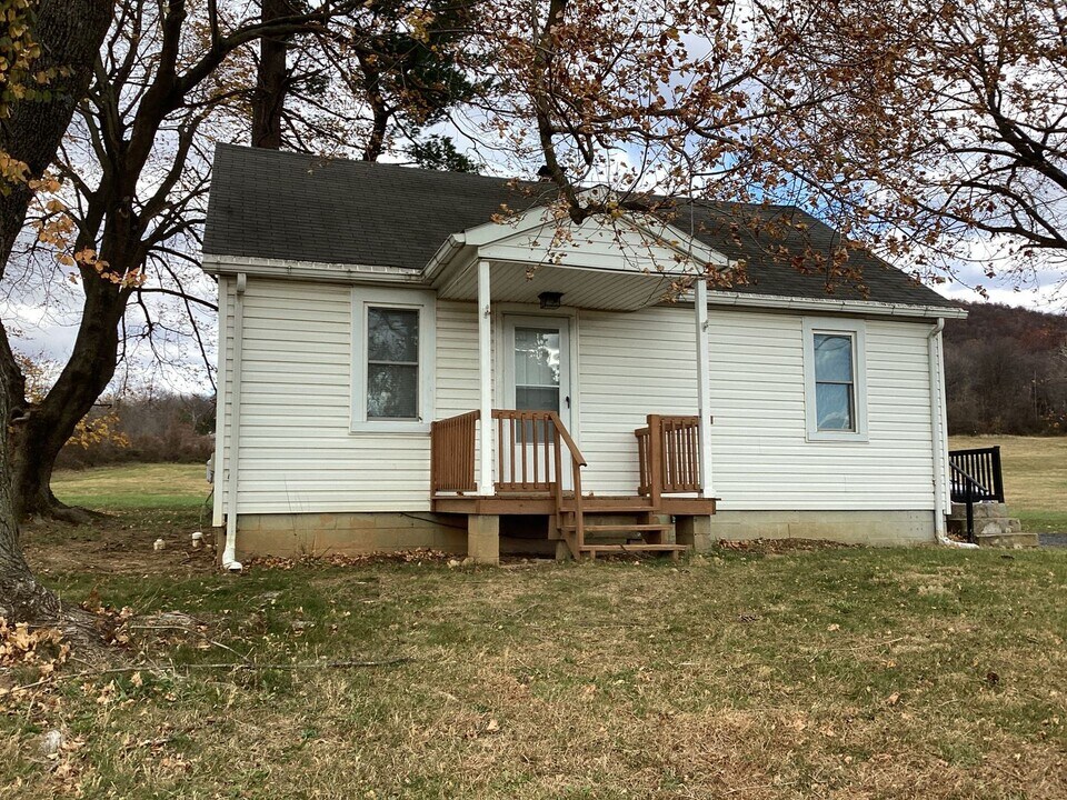 10715 Fish and Game Rd in Waynesboro, PA - Building Photo