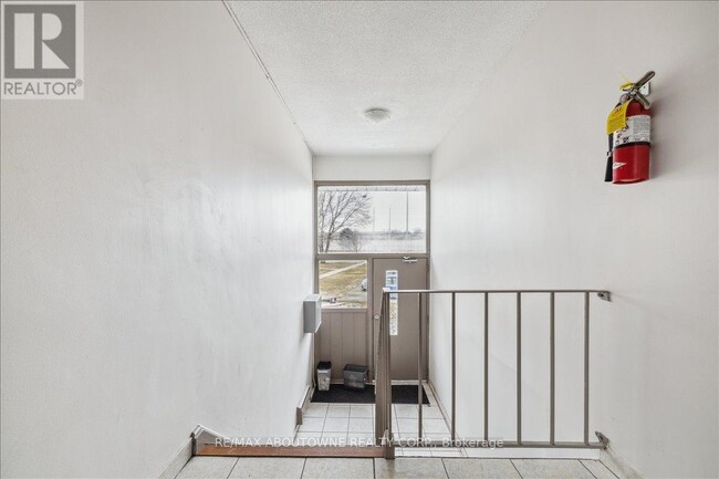 2350 Queensway Dr in Burlington, ON - Building Photo - Building Photo