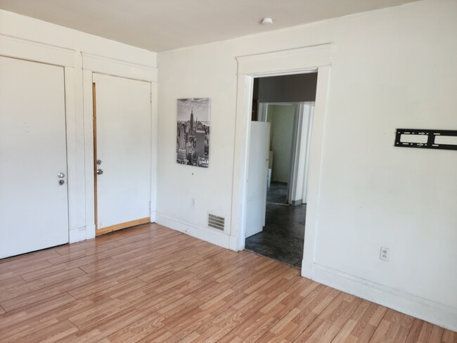 15753 Broadway Ave, Unit 1 in Maple Heights, OH - Foto de edificio - Building Photo