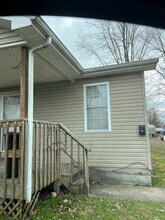 107 S 6th St in Austin, IN - Foto de edificio - Building Photo