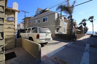 717 Portsmouth Ct in San Diego, CA - Building Photo - Building Photo