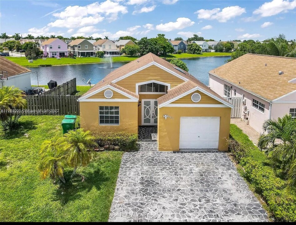 9957 W Elm Ln in Miramar, FL - Building Photo