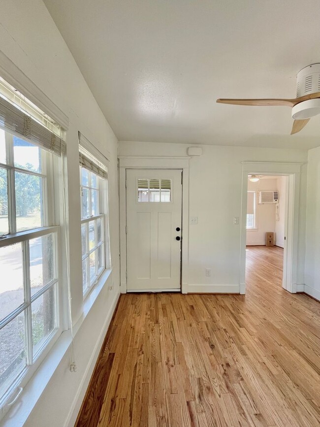 811 Millard St in Dallas, TX - Foto de edificio - Building Photo