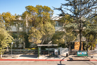 Faifax Marquis in West Hollywood, CA - Foto de edificio - Building Photo