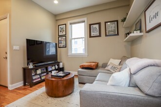 1357 W Barry Ave in Chicago, IL - Building Photo - Building Photo