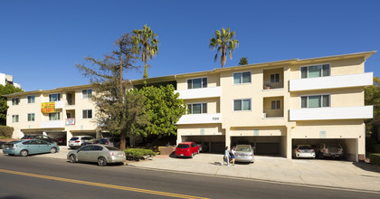 700 Levering Ave in Los Angeles, CA - Building Photo - Building Photo