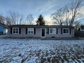 9 Crescent Ct in Montgomery, IL - Building Photo