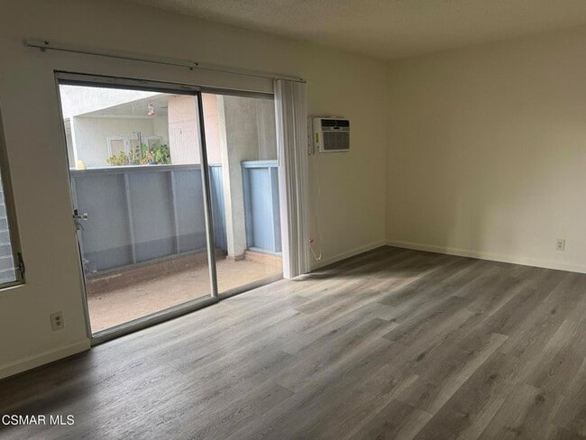 13507 Victory Blvd, Unit 11 in Los Angeles, CA - Foto de edificio - Building Photo