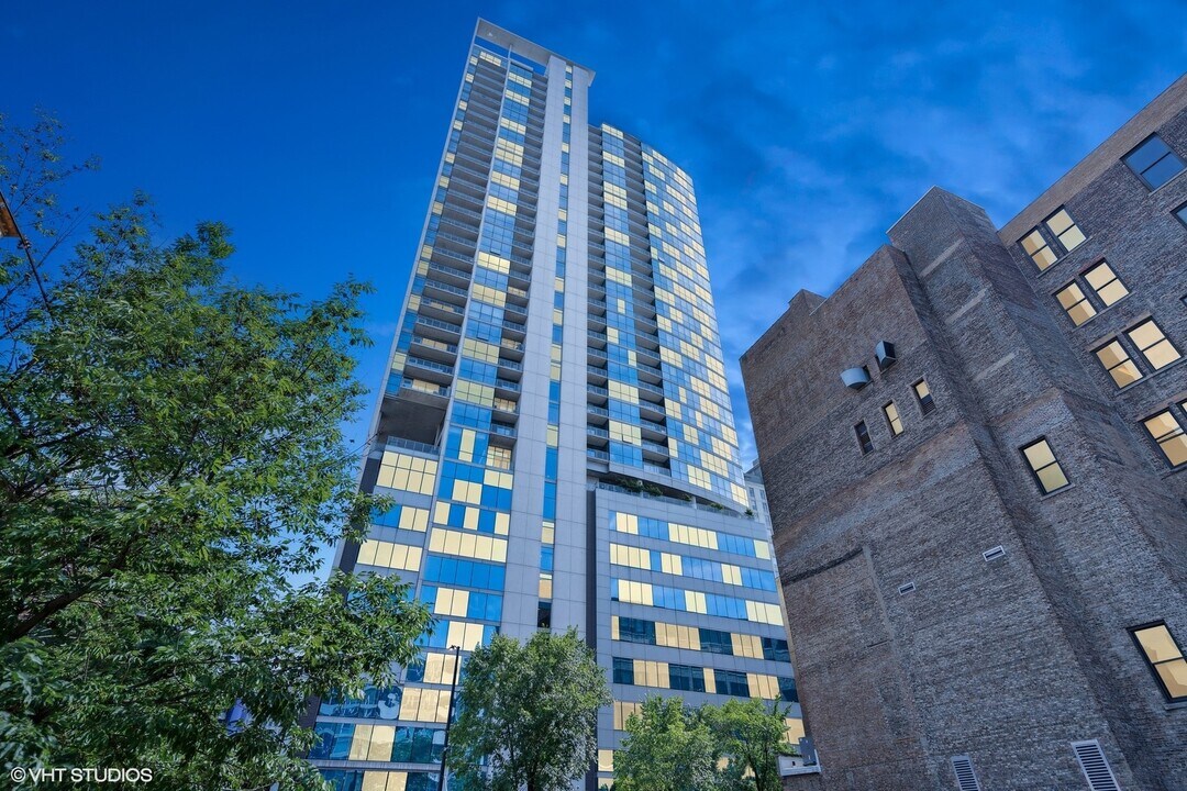 303 W Ohio St in Chicago, IL - Foto de edificio