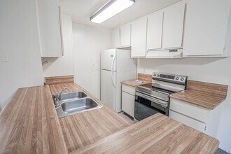 23515 Lyons Ave in Valencia, CA - Building Photo - Building Photo