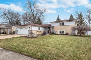 2407 N Lafayette St in Arlington Heights, IL - Building Photo