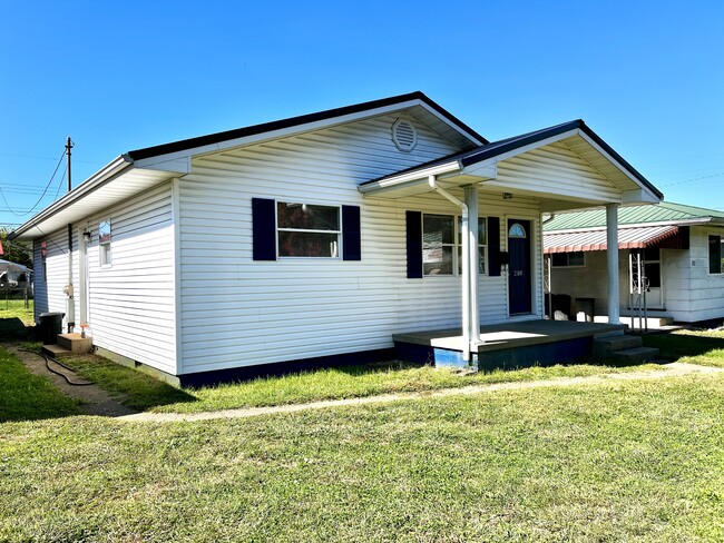 208 Dupont Ave in Nitro, WV - Building Photo - Building Photo