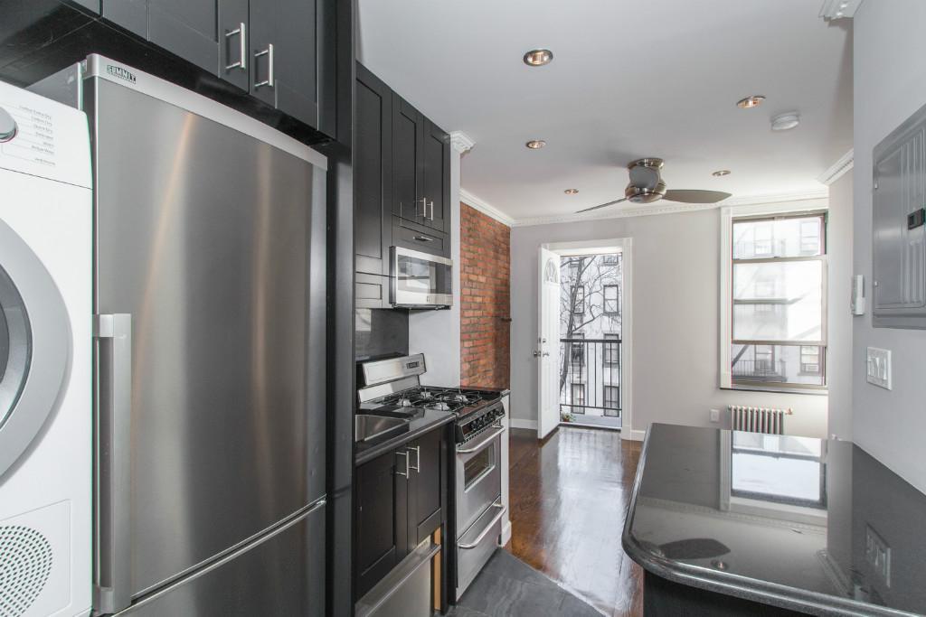 309 E 8th St in New York, NY - Building Photo