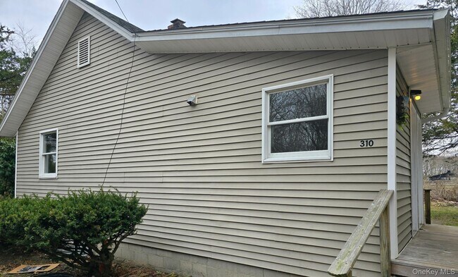 310 A Frowein Rd in Center Moriches, NY - Building Photo - Building Photo