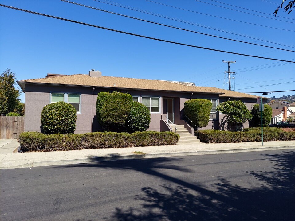 1011 Washington Ave in Albany, CA - Foto de edificio