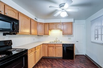 Green Lake Apartments and Townhomes in Orchard Park, NY - Building Photo - Building Photo