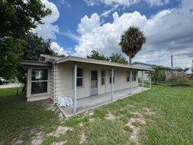 304 N Rockingham Ave in Tavares, FL - Building Photo
