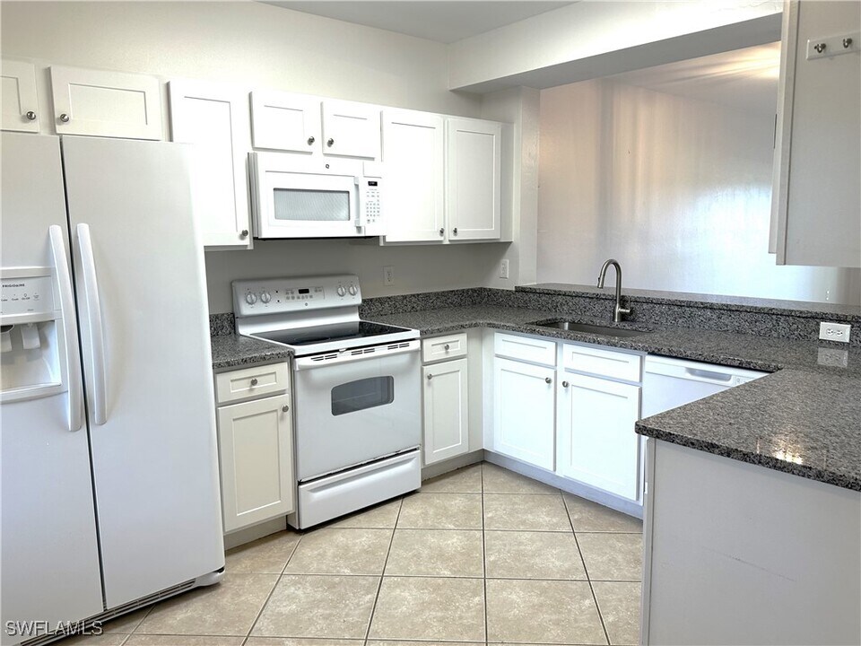 10030 Maddox Ln in Bonita Springs, FL - Building Photo