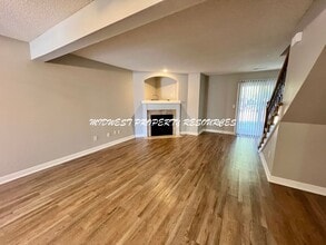 907 SW Peach Tree Ln in Blue Springs, MO - Building Photo - Building Photo