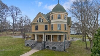 2004 E Genesee St in Syracuse, NY - Building Photo