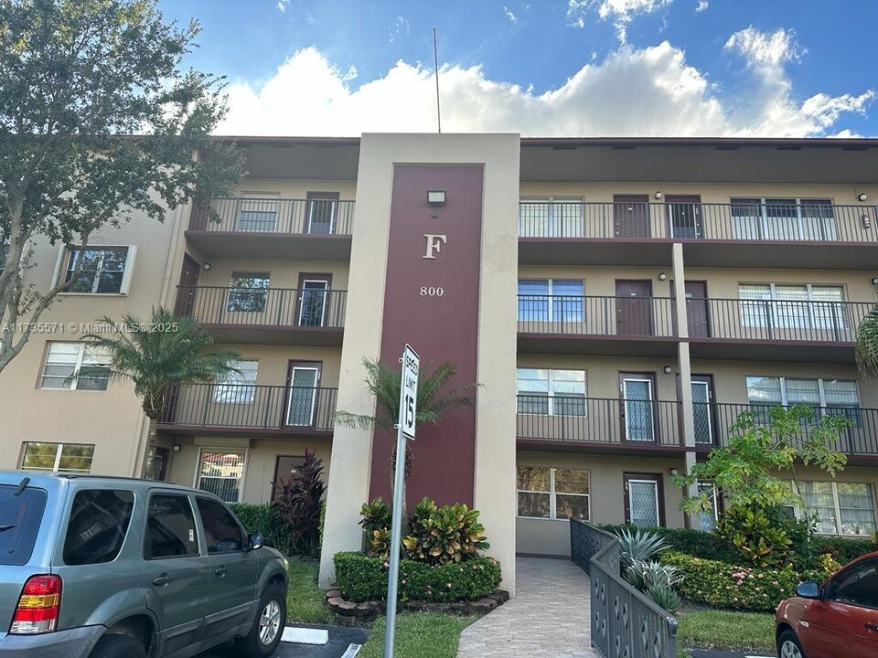 800 SW 131st Ave in Pembroke Pines, FL - Foto de edificio