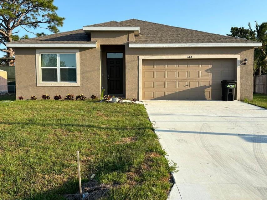 684 NW Tremont Ave in Port St. Lucie, FL - Building Photo