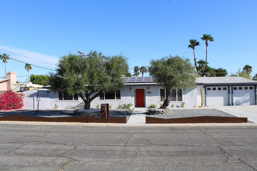 2120 E Del Lago Rd in Palm Springs, CA - Foto de edificio