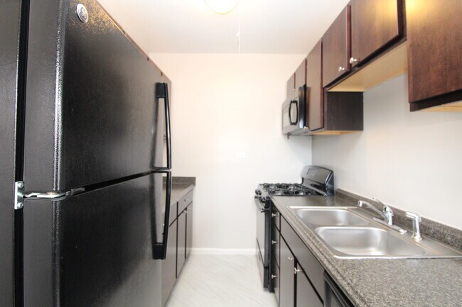 3935 W Diversey Ave in Chicago, IL - Building Photo - Building Photo