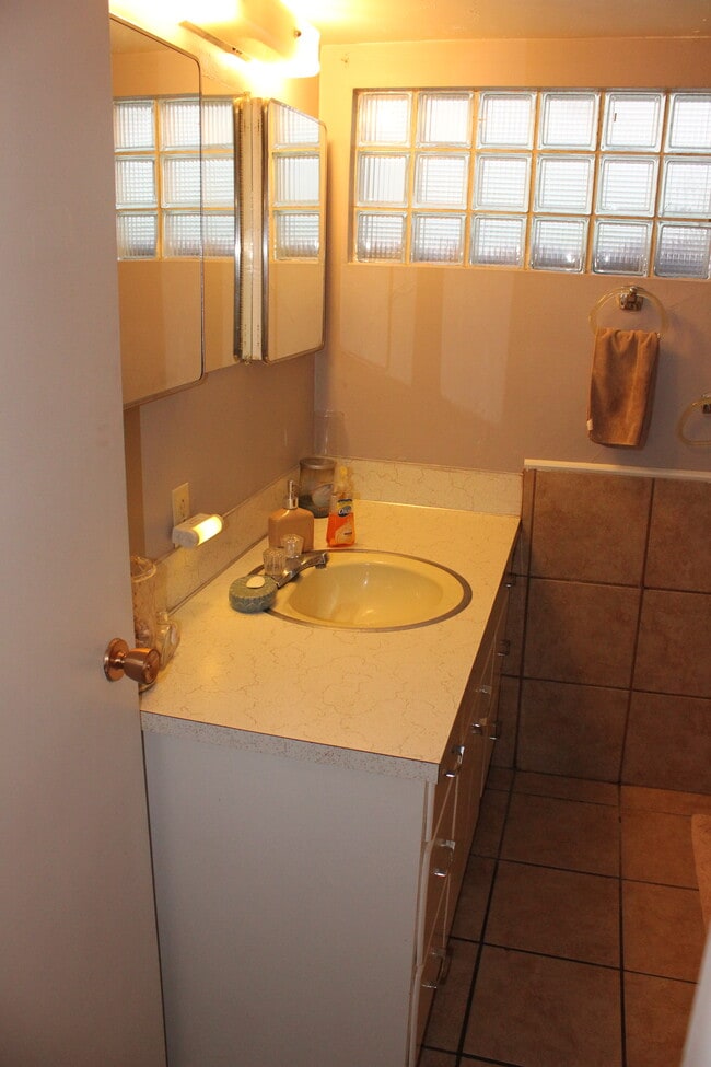 274 N 300 W, Unit Downstairs in Logan, UT - Foto de edificio - Building Photo