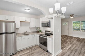 83 Lewis St in Atlantic Beach, FL - Foto de edificio - Building Photo