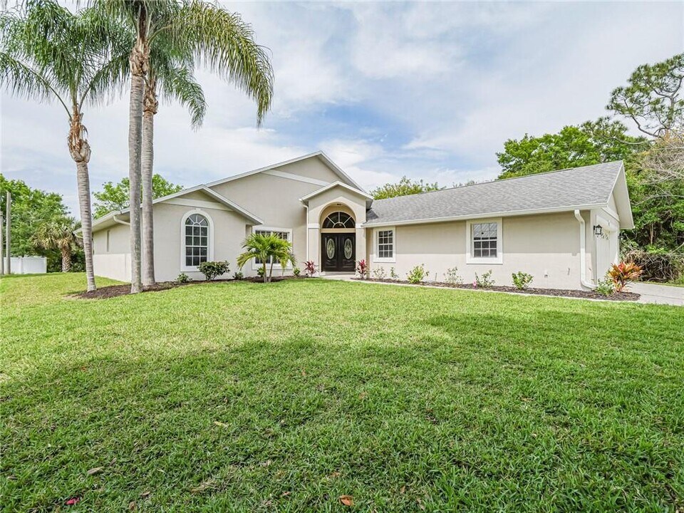 513 Benedictine Terrace in Sebastian, FL - Building Photo