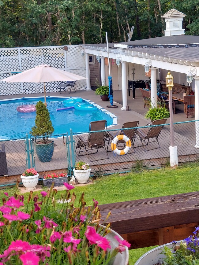 4053 Express Dr N, Unit Apartment c in Ronkonkoma, NY - Foto de edificio - Building Photo