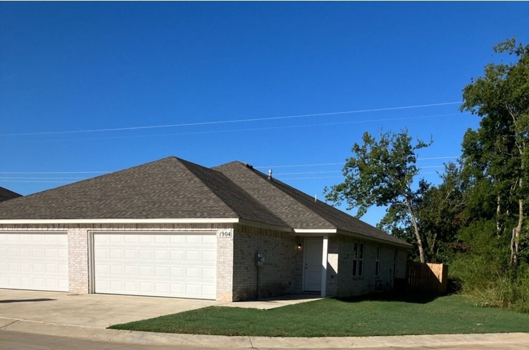 1909 Mulberry St in Wagoner, OK - Building Photo