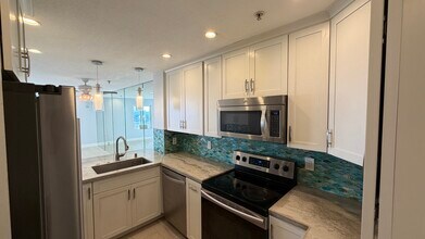 1200 Pacific Coast Hwy, Unit 117 in Huntington Beach, CA - Building Photo - Building Photo