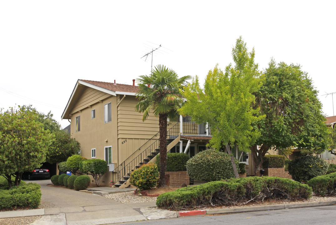 695 Grand Coulee Ave in Sunnyvale, CA - Building Photo