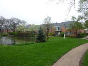 714 E Algonquin Rd in Arlington Heights, IL - Building Photo