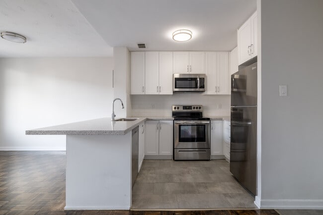 Ravine Park Apartments in Toronto, ON - Building Photo - Interior Photo