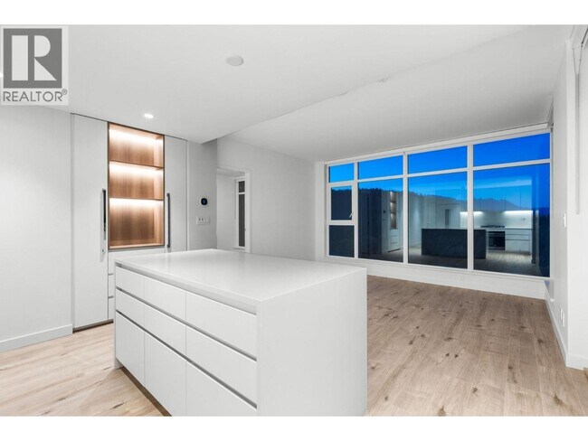 720 Farrow St in Coquitlam, BC - Building Photo - Building Photo