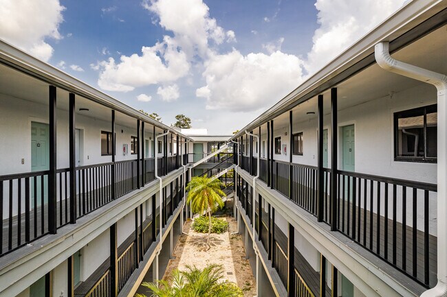 Seminole Vista - Park Portfolio in Seminole, FL - Foto de edificio - Building Photo
