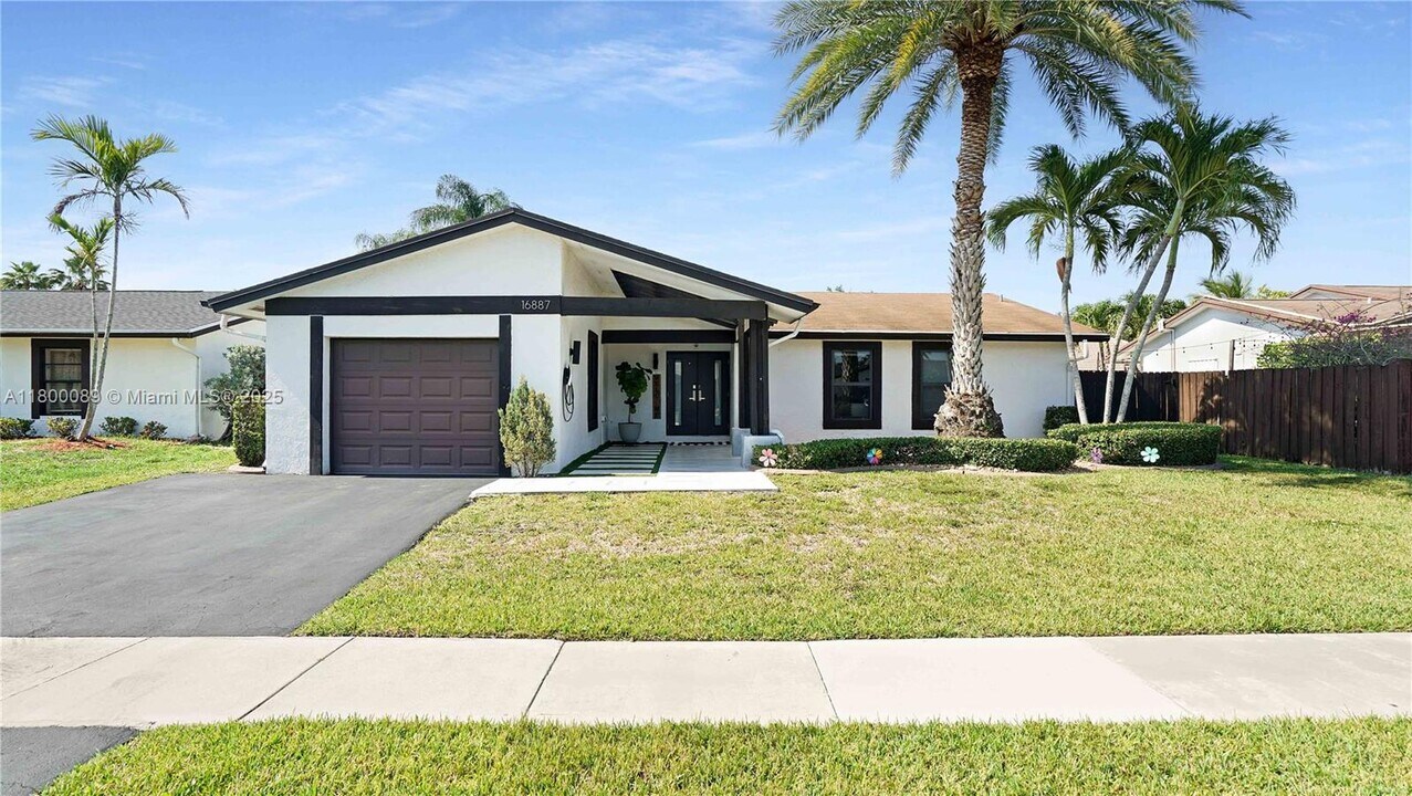16887 Royal Poinciana Dr in Weston, FL - Building Photo