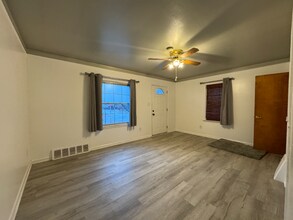 1403 E Maxlow Ave in Hazel Park, MI - Foto de edificio - Building Photo