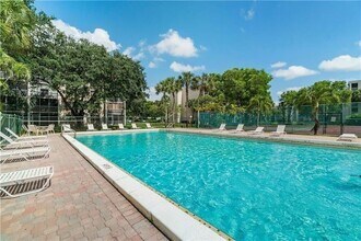 1075 Riverside Dr, Unit 207 in Coral Springs, FL - Foto de edificio - Building Photo