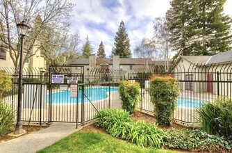 9127 Newhall Dr in Sacramento, CA - Building Photo - Building Photo