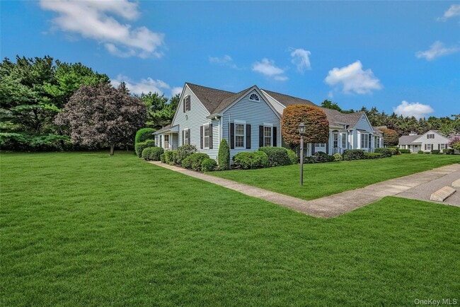 2555 Youngs Ave in Southold, NY - Building Photo - Building Photo