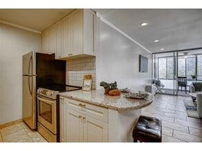 1050 N Corona St, Unit 115 in Denver, CO - Building Photo - Building Photo